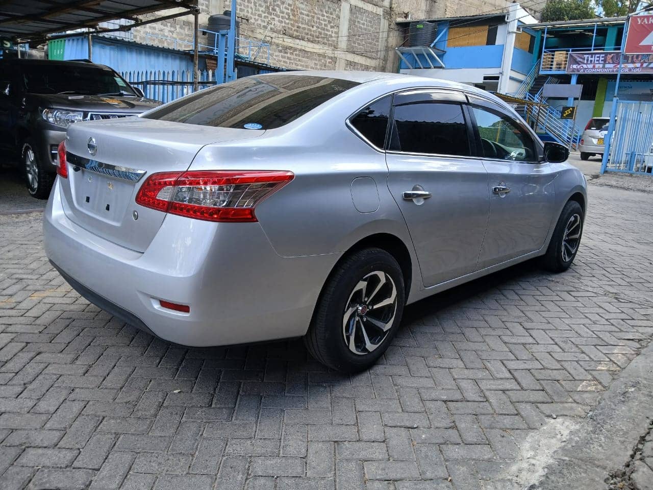 Car photo 4