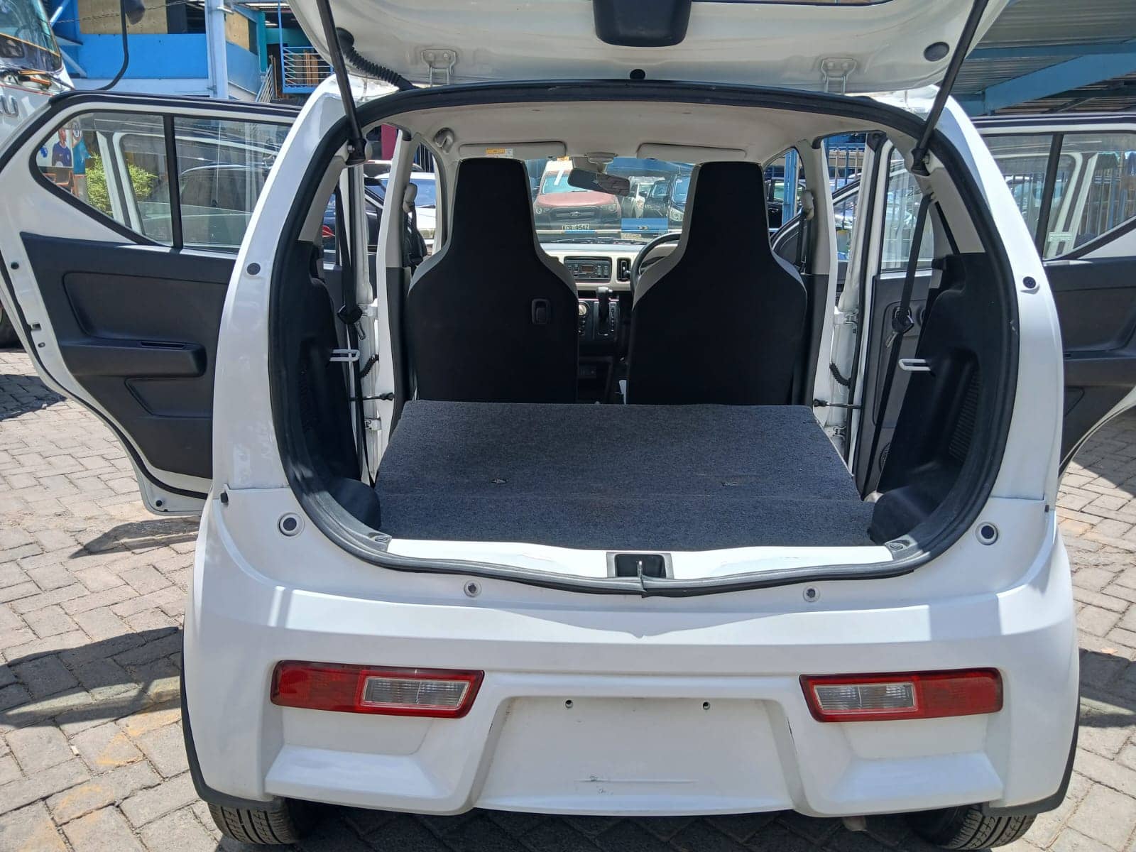 Car photo 10