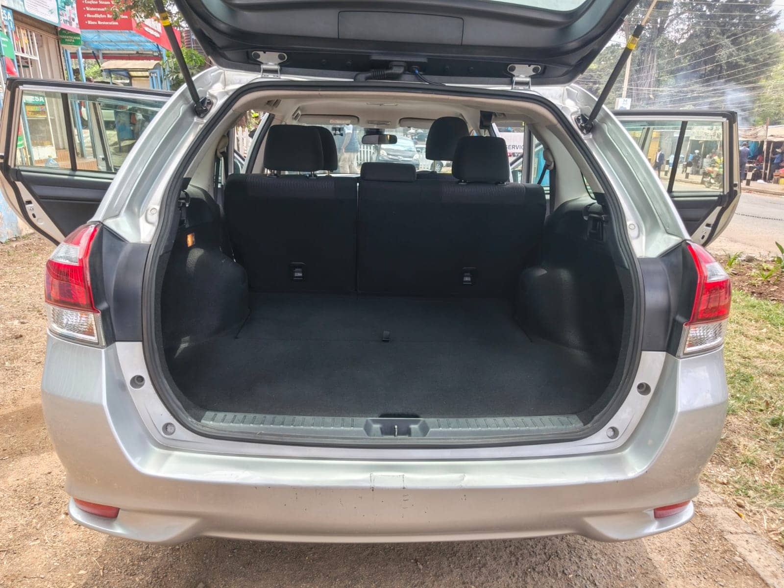 Car photo 10
