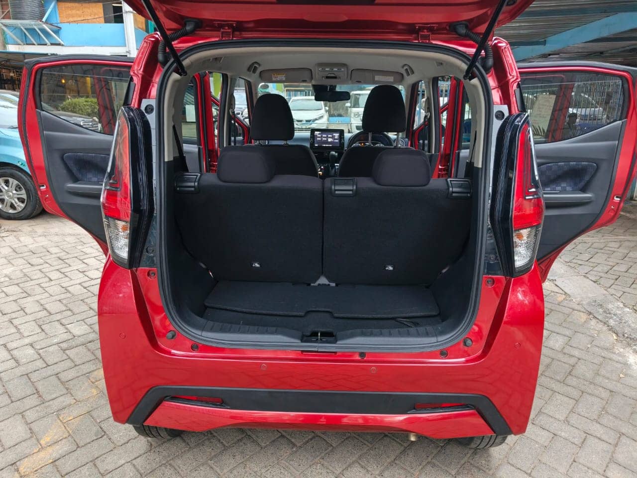Car photo 9